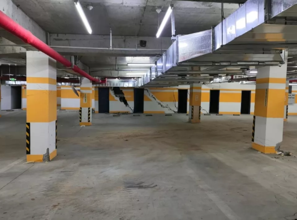张家口一小区车库墙面现巨大裂缝和大洞，住建局回应