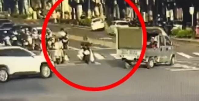 白色汽车疑似蛇行，在左营区新庄一路自撞分隔岛逃逸。（读者提供）