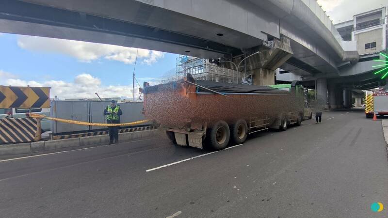 联结车辗毙路人，警方围起封锁线。（记者徐圣伦翻摄）