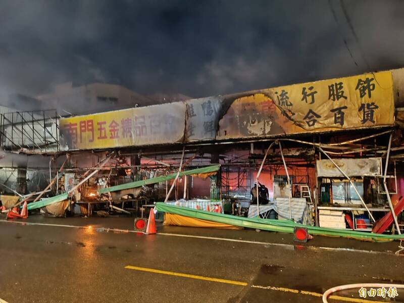 桃园区南门市场5日深夜火警，火势延烧周边摊位，市场恐暂时难以营运。（记者郑淑婷摄）