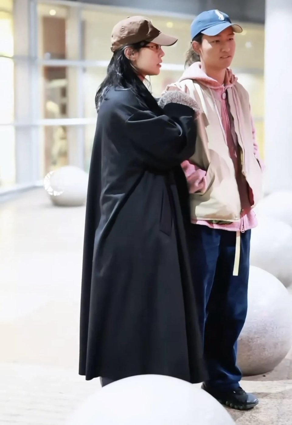 白百何携大儿子现身,穿长风衣飒美高级,17岁元宝戴耳钉扎小辫