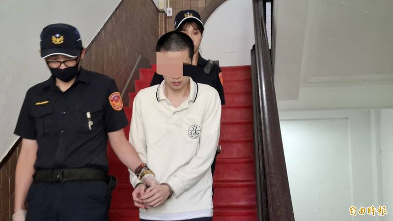 19岁的陈姓独子因不满母亲否定其人生，去年6月高职毕业前夕狂刺母亲20刀，一审判19年10月，高院今召开辩论庭，陈男坦承犯错，请求法官减刑，判刑不超过17年。（记者杨国文摄）