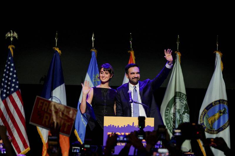 34岁的社会主义者曼达尼4日当选纽约市长，与28岁的叙利亚裔妻子杜瓦吉（Rama Duwaji）接受选民欢呼。（路透）