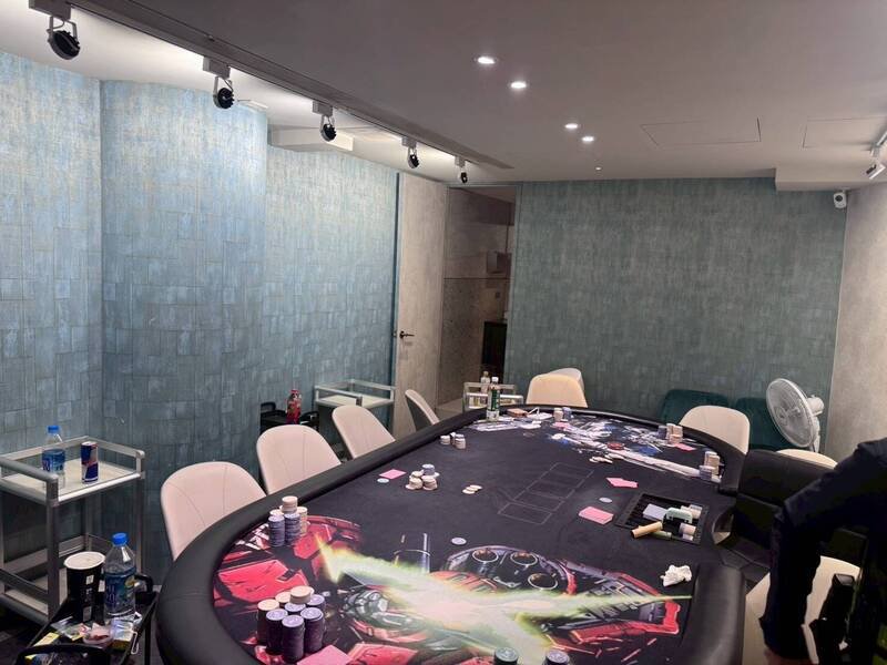 私人招待所包厢内暗藏德州扑克赌场，遭警方破获。（记者邱俊福翻摄）