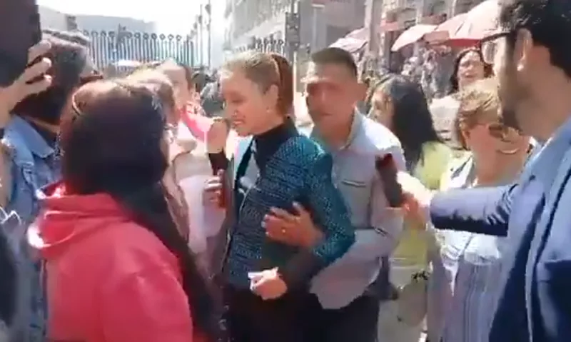 墨西哥女总统当街遭偷亲+袭胸 随扈在旁滑手机