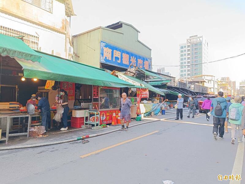 桃园南门市场暗夜祝融，6日上午内摊公有市场无法营业，外围许多摊商干脆休息，正常做生意的摊商则说，人潮少了很多，生意可能好一阵子受到影响。（记者郑淑婷摄）