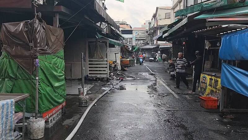 桃园区南门市场暗夜大火，摊商清晨忙著抢救剩余商品。（记者郑淑婷翻摄）