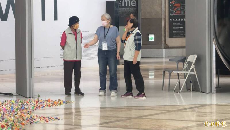 基隆美术馆志工协助维护美术馆的秩序，却拿卫生纸擦拭艺术家的作品损其原貌。（记者卢贤秀摄）