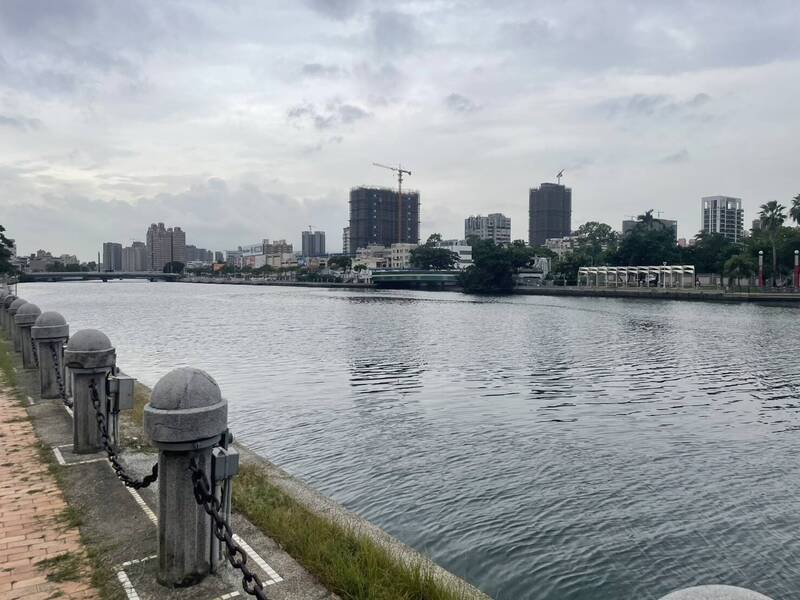 高雄爱河盐埕区水域惊传男子落水身亡。（民众提供）