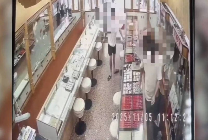 高雄江姓男子（左）假卖戒指掩人耳目窃3条金项链市值50万被逮。（民众提供）