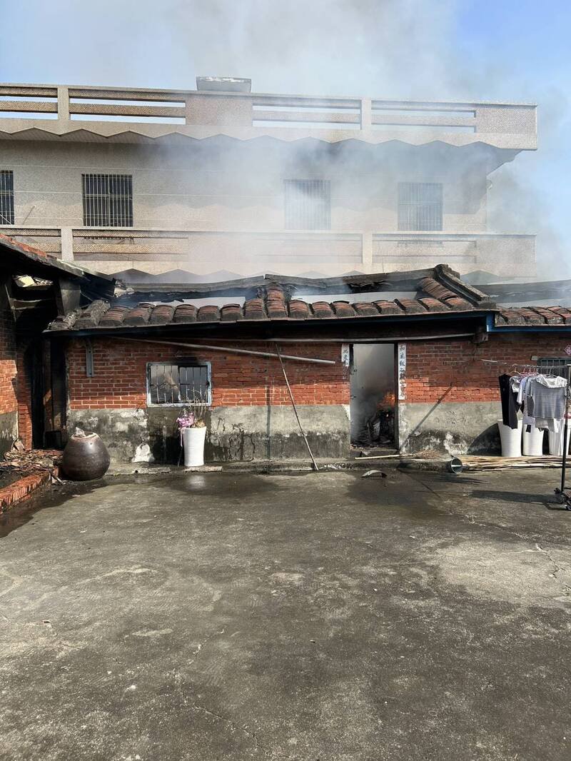 高市田寮区和兴路某平房传出火警，警消清理火场时发现91岁长者命丧其中。（民众提供）