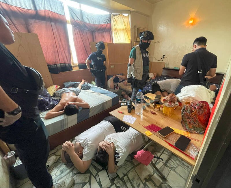 云林检警破获诈团话务机房，6日侦查终结起诉涉案13人。（检方提供）