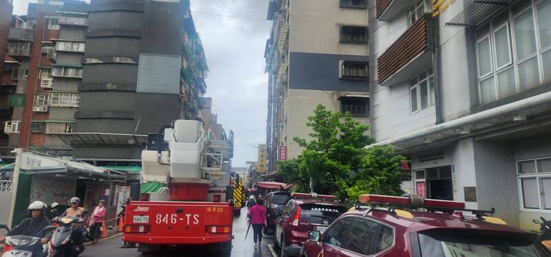 新北市瑞芳区中正路民宅近午传出火警，消防队员获报赶抵时，邻居已协助扑灭火势，协助被烟呛到的老妇送医救治，起火原因有待火调科调查后厘清。（记者吴升儒翻摄）