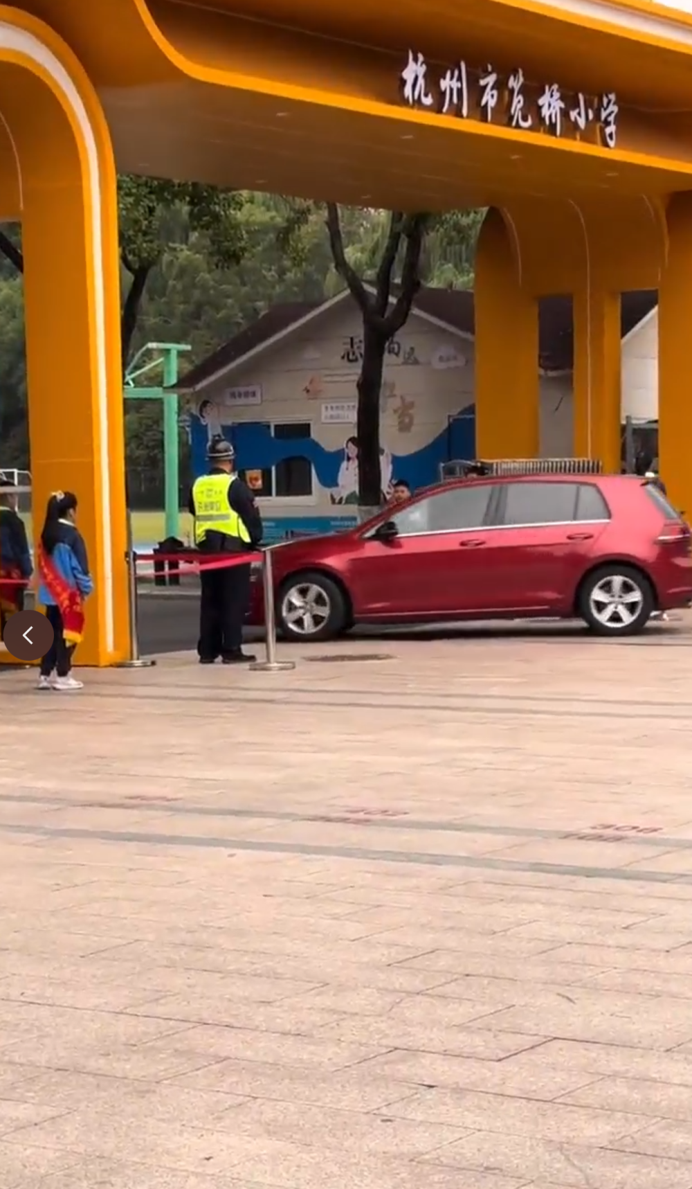 小学校门前学生列队,一遍遍向老师车辆敬礼问好?校方回应