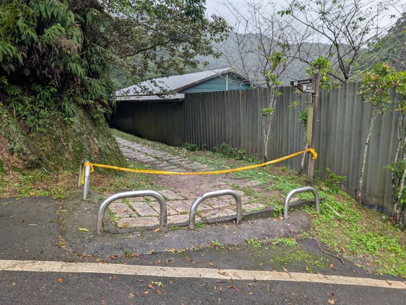 59岁卓姓男子与2名妇人今下午爬淡兰古道双溪区湾潭段时，遭虎头蜂攻击受伤后，由于消防员未发现蜂巢位置，通报双溪区公所及动保处在登山口设置封锁线及告示牌示警，提醒山友不要进入。（记者林嘉东翻摄）