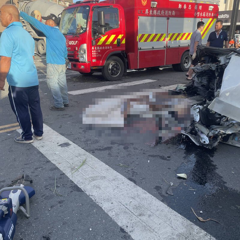 特斯拉驾驶当场死亡，车上妻子和孩子也头部重创。（民众提供）