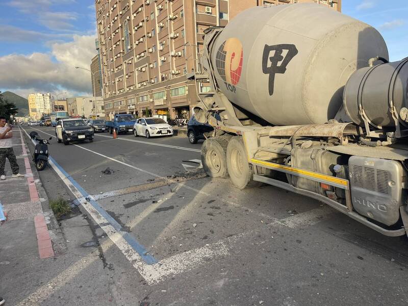 恒春麦当劳前重大车祸事故。（民众提供）