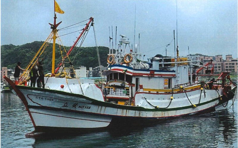 「立发168号」渔船翻覆，6船员落海有3船员被附近的「立发368号」渔船救起，仍有3人下落不明。（记者林嘉东翻摄）