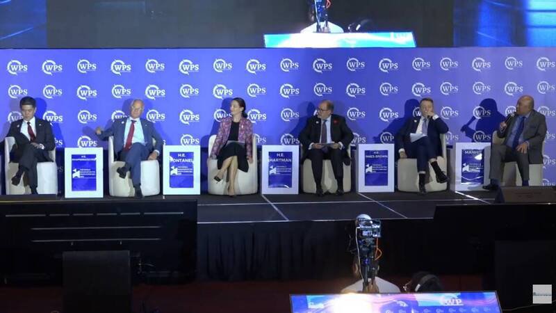 日本驻菲律宾大使远藤和也（左1）、德国驻菲律宾大使法芬诺施克（Andreas Pfaffernoschke，左2）出席2025年「马尼拉南海对话」。（撷取自WPS （We Protect our Seas）官方YouTube）