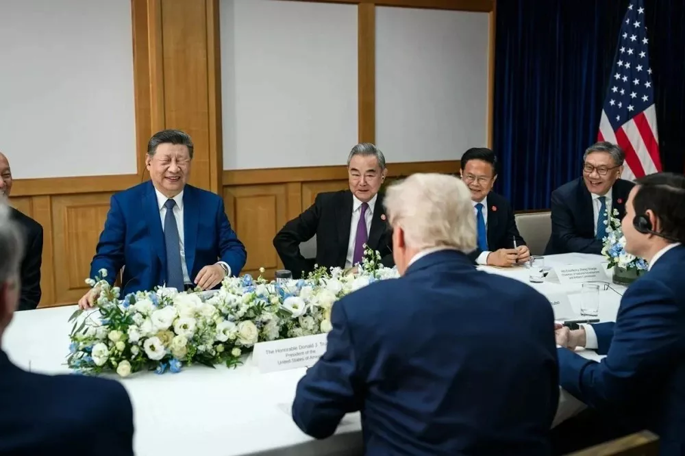 “习近平眯眼笑”照片的主角是川普