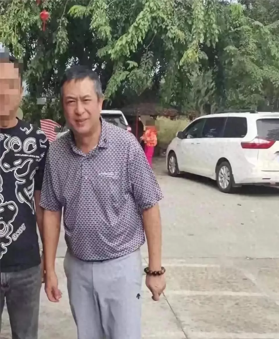 54岁张嘉译被偶遇!白发苍苍腰越来越严重