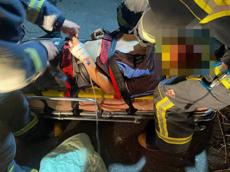 男子半夜骑机车自撞喷飞昏迷，消防员抢救。（图由消防局提供）