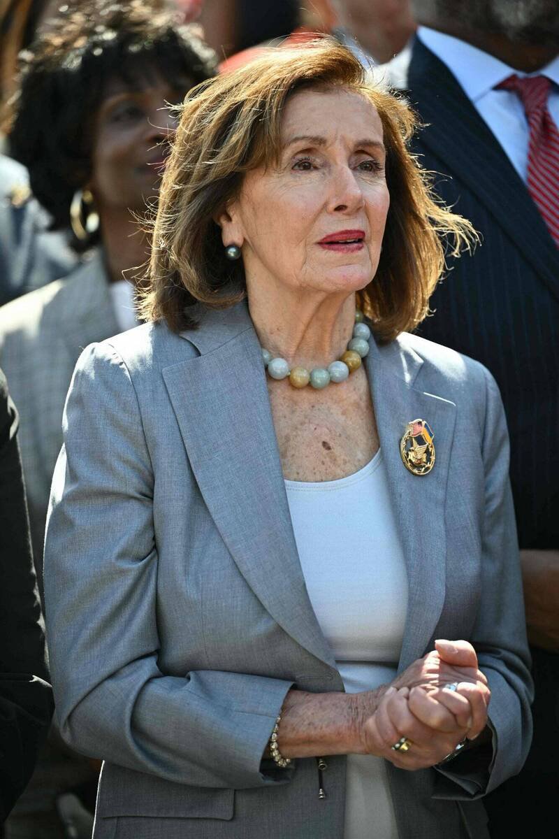 美国众议院首位女议长裴洛西宣布将结束横跨40年的从政生涯。图为今年（2025）4月她出席川普执政百日记者会。（法新社资料照）