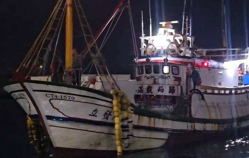 基隆籍渔船立发168号昨天中午在富贵角外海发生沉船事件，同船队的立发368号渔船（见图）在附近作业闻讯赶往抢救，只救回3名船员，胡姓船长与2名外籍渔工失踪。（记者俞肇福翻摄）