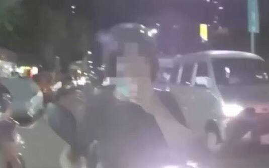 警方拦查到骑车的逃逸移工。（警方提供）