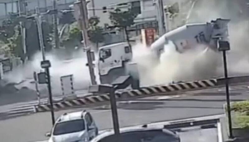 特斯拉撞击水泥车酿1死7伤。（民众提供）