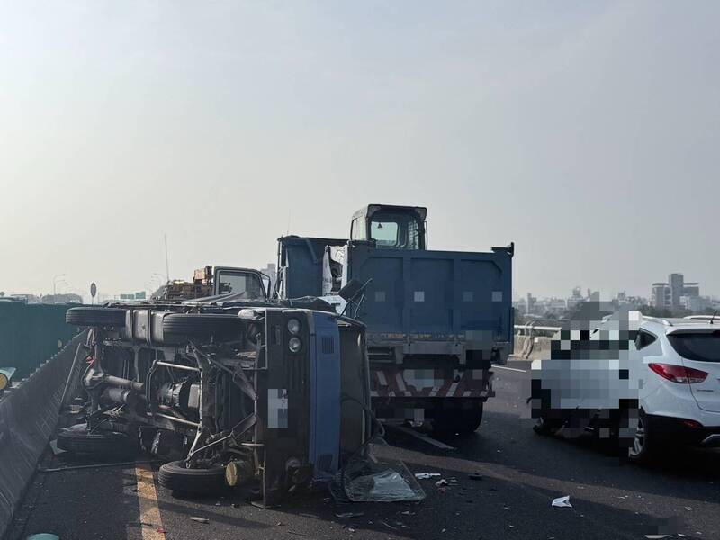 国道1号南下台南安定路段，7日上午7时40分左右发生1起营业半联结车疑未保持行车安全距离，追撞前方小货车，酿3车追撞，1人轻伤的事故。（读者提供）