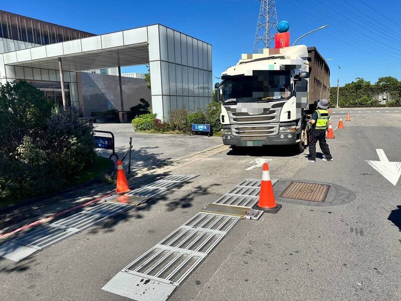 中和警分局今日（7）9时至12时，在环河西路3段与永和路口，部署高机动性「活动式地磅」执行拦查勤务。（记者郑景议翻摄）