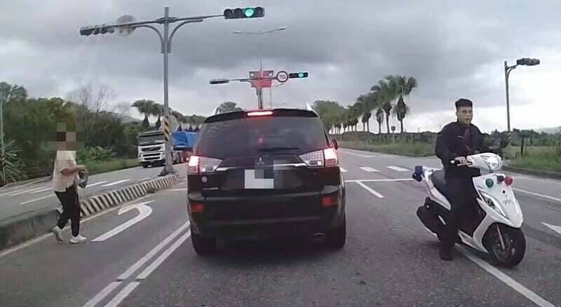 女子车子遭劫走后，惊魂未定。（记者游太郎翻摄）