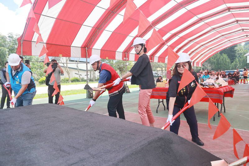 南投县罗娜国小旧校舍整建工程，前年11月举行动土奠基典礼，预计明年6月完工，但拆除的废弃物却被违法回填他地。（南投县政府提供）