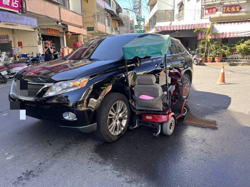 汽车与电动代步车擦撞，汽车车门凹陷，电动代步车卡在车门边。（民众提供）