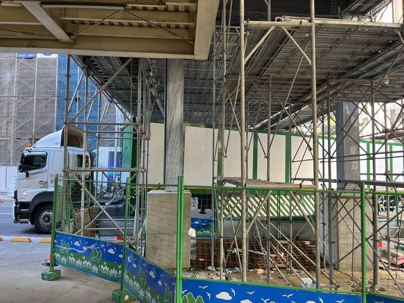 大货车卡鹰架GG了！新竹市关埔慈云空桥未盖好，但交通事故已先报到。今天一早有辆大卡车行经空桥工程施工处，疑因转弯角度未拿捏好卡到鹰架，最后惊险通过，幸鹰架也未倒。（读者提供）