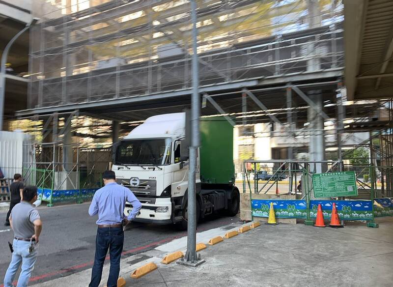 大货车卡鹰架GG了！新竹市关埔慈云空桥未盖好，但交通事故已先报到。今天一早有辆大卡车行经空桥工程施工处，疑因转弯角度未拿捏好卡到鹰架，最后惊险通过，幸鹰架也未倒。（读者提供）