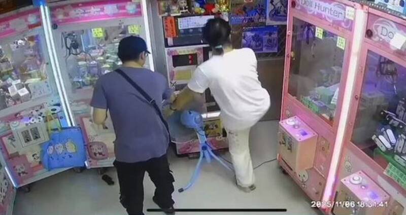 2名男子闯入吃屎哥游兆霖经营的娃娃店咆哮、破坏。（撷取自吃屎哥脸书）