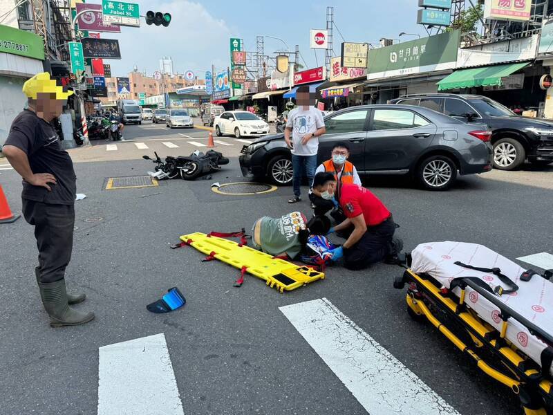 救护人员给受伤女子长背板固定等救护处置。（民众提供）