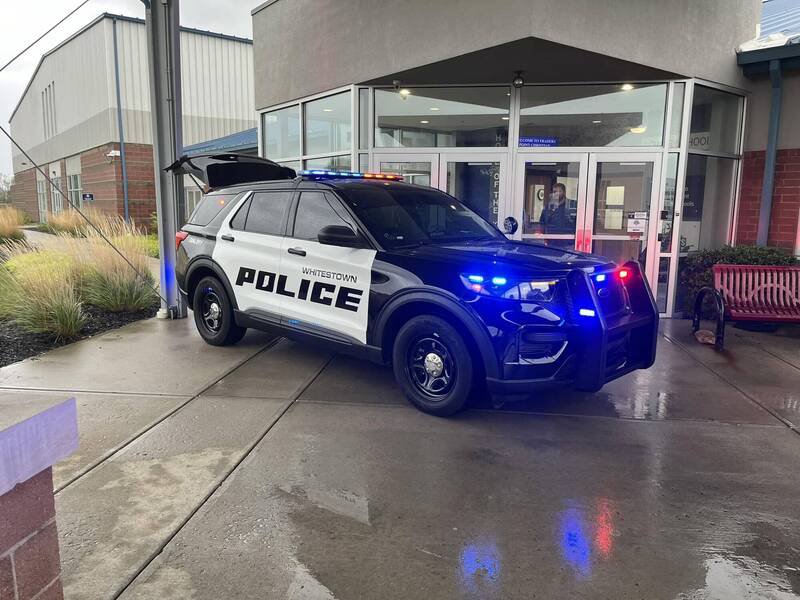 美国印第安纳州到府清洁工走错民宅，被屋主误以为是劫匪开枪射杀。怀茨敦警车示意图。（图撷自Whitestown Metropolitan Police Department脸书）