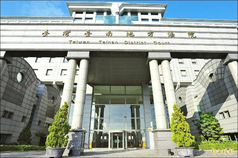 曾文农工教师杨博涵被同校老师刘持均的丈夫指控，趁毕旅进入对方房间，违反不再联系约定，侵害配偶权，求偿160万元，法院认证据不足驳回。（记者王捷摄）