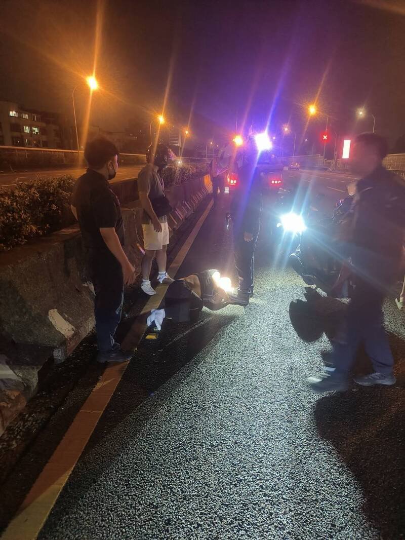 警方在国道将机车拦截到案。（读者提供）