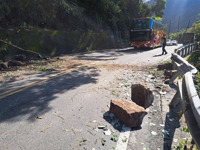 台7线宜兰英士路段发生落石砸车，警方到场交管。（民众提供）