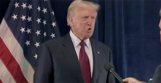 被问急眼了，特朗普怒喷记者：虚假、令人作呕