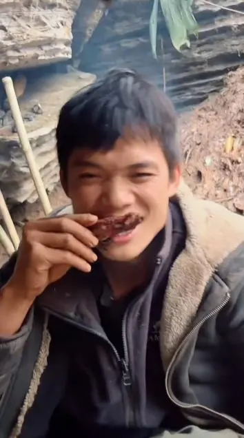 张家界荒野求生选手抓到野猪 网友：丢的骨头都比其他选手食物好