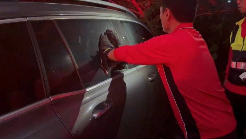 警消到场出动破窗器材，男童平安脱困，修复玻璃初估约需6万元，不过能成功救出孙子，让爷爷直呼「感谢！」（民众提供）