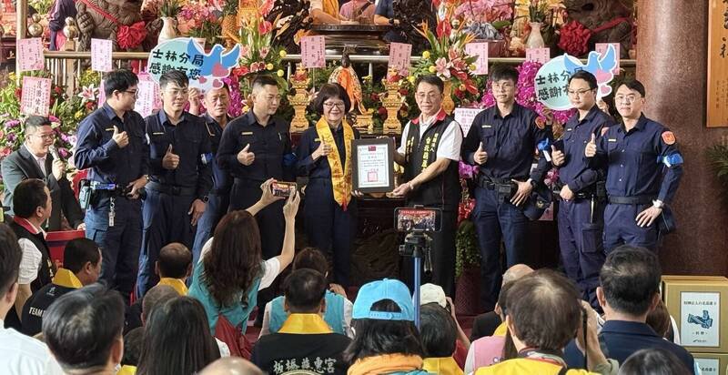 葫芦寺郭董事长捐赠对员警执勤安全重要的战术止血带，（记者刘庆侯翻摄）