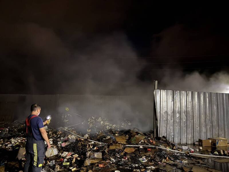 玉里刘一峰神父的二手物流仓库纸类回收区失火。（消防局提供）