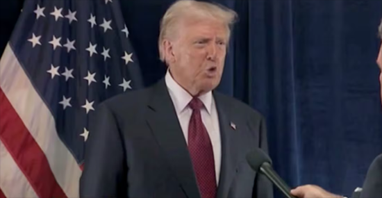 被问急眼了，特朗普怒喷记者：虚假、令人作呕