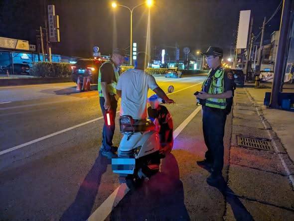 屏东县政府警察局将启动「未戴安全帽」及「闯红灯」违规取缔专案。（屏东县警察局提供）